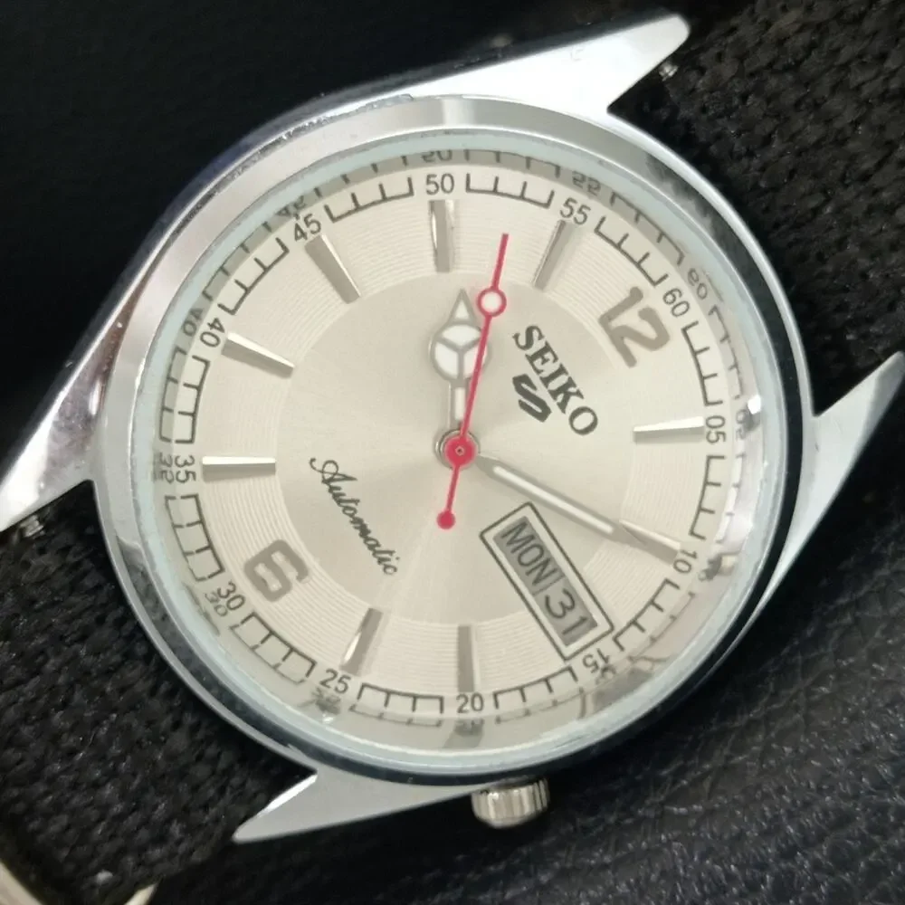 Vintage 1981 Seiko Automatic Mens Silver Watch W/daydate & White accents